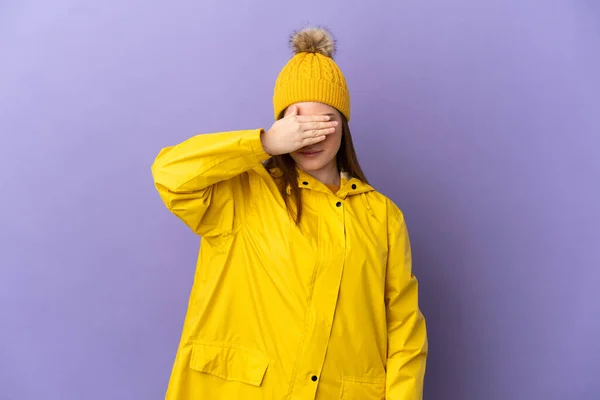 Ragazza Adolescente Che Indossa Cappotto Antipioggia Sfondo Viola Isolato Che — Foto Stock