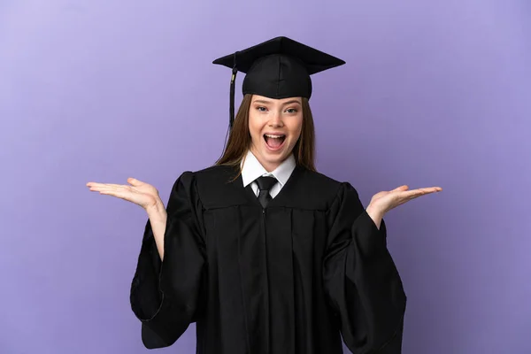 Graduado Universitario Joven Sobre Fondo Púrpura Aislado Con Expresión Facial —  Fotos de Stock