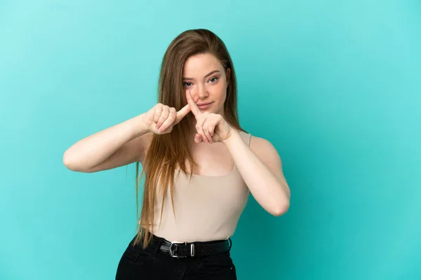 Tiener Meisje Geïsoleerde Blauwe Achtergrond Maken Stop Gebaar Met Haar — Stockfoto