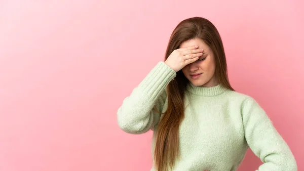 Teenager Mädchen Über Isolierten Rosa Hintergrund Mit Kopfschmerzen — Stockfoto