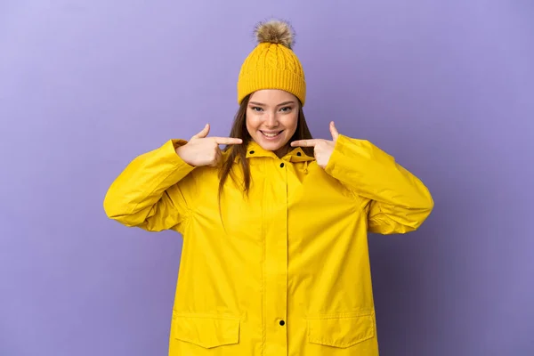 Adolescente Niña Con Abrigo Impermeable Sobre Fondo Púrpura Aislado Dando —  Fotos de Stock