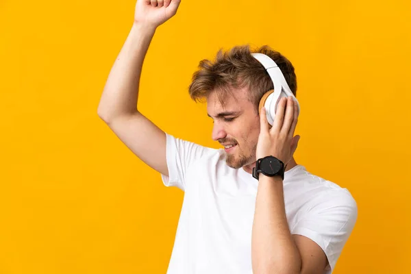 Jovem Homem Loiro Bonito Isolado Fundo Amarelo Ouvindo Música Dança — Fotografia de Stock