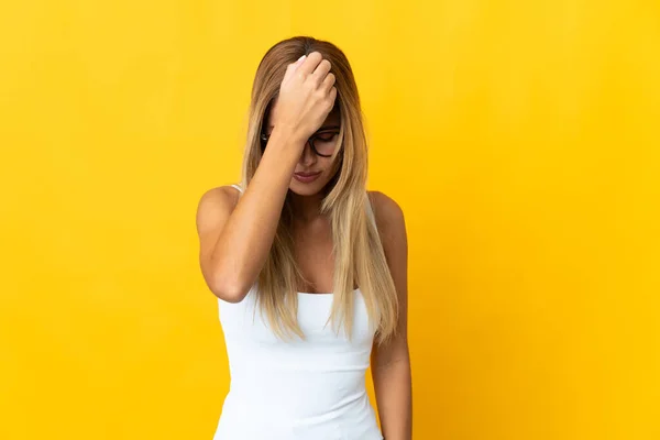 Jovem Loira Isolada Fundo Amarelo Com Dor Cabeça — Fotografia de Stock