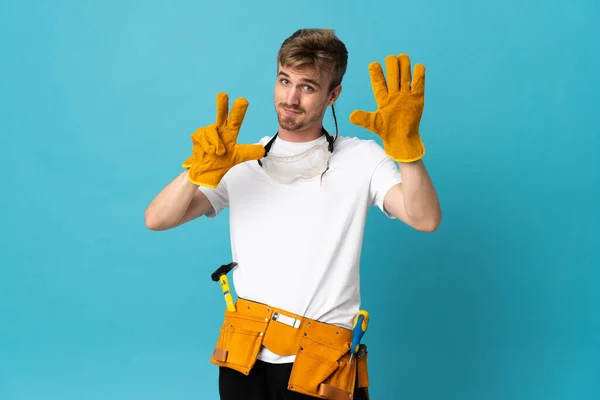 Jovem Eletricista Homem Sobre Parede Isolada Contando Oito Com Dedos — Fotografia de Stock