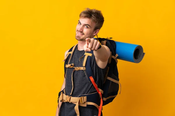 Junger Bergsteiger Mit Einem Großen Rucksack Auf Gelbem Hintergrund Der — Stockfoto