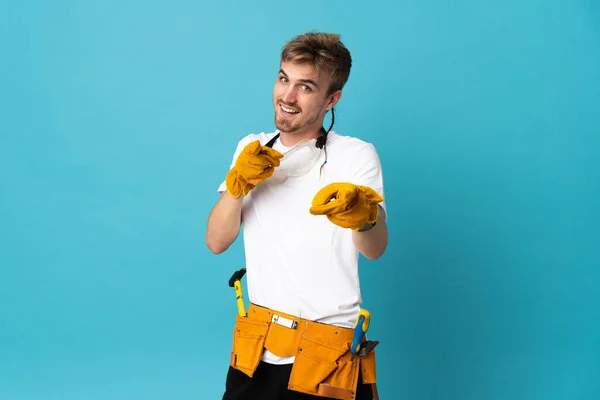 Jovem Eletricista Homem Sobre Parede Isolada Apontando Para Frente Sorrindo — Fotografia de Stock