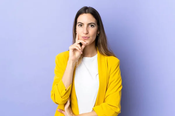 Joven Mujer Caucásica Sobre Fondo Aislado Pensando —  Fotos de Stock