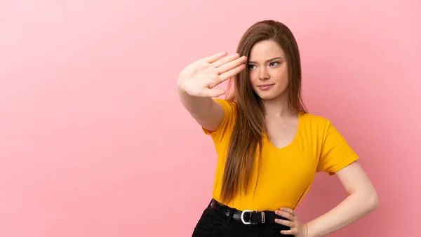 Teenager Κορίτσι Πάνω Από Απομονωμένο Ροζ Φόντο Κάνει Στάση Χειρονομία — Φωτογραφία Αρχείου