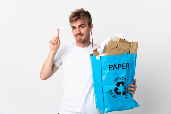 Mladý Blondýnka Muž Drží Recyklační Sáček Plný Papíru Recyklovat Izolované — Stock fotografie