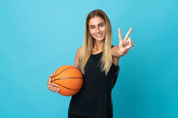 Mujer Joven Jugando Baloncesto Aislado Sobre Fondo Blanco Sonriendo Mostrando —  Fotos de Stock