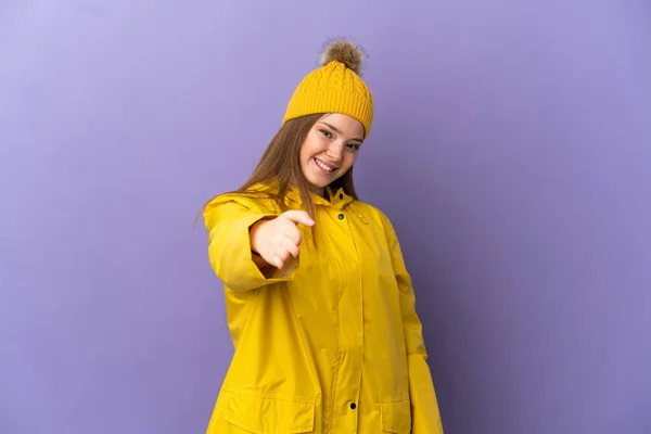 Έφηβη Κοπέλα Που Φοράει Αδιάβροχο Παλτό Πάνω Από Απομονωμένο Μωβ — Φωτογραφία Αρχείου