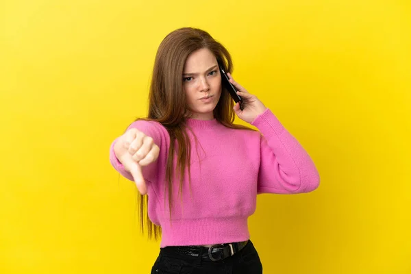 Teenager Girl Using Mobile Phone Isolated Yellow Background Showing Thumb — Stock Photo, Image