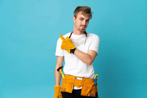 Jovem Eletricista Homem Sobre Parede Isolada Apontando Para Lado Para — Fotografia de Stock