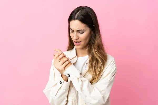 Jonge Blanke Vrouw Geïsoleerd Roze Achtergrond Die Lijdt Aan Pijn — Stockfoto