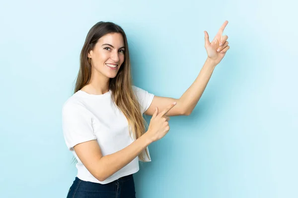 Ung Kaukasisk Kvinna Över Isolerad Bakgrund Pekar Med Pekfingret Bra — Stockfoto