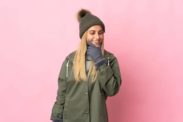 Giovane Donna Con Cappello Invernale Isolato Sfondo Rosa Guardando Lato — Foto Stock