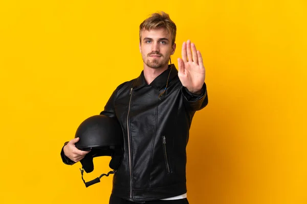 Mann Mit Motorradhelm Auf Gelbem Hintergrund Macht Stop Geste — Stockfoto