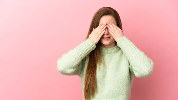 ティーン少女上の隔離されたピンクの背景カバー目によって手 — ストック写真