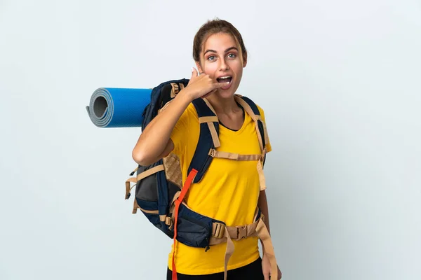 Mujer Joven Montañista Con Una Gran Mochila Aislada Sobre Fondo —  Fotos de Stock