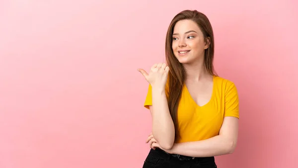Tini Lány Több Mint Elszigetelt Rózsaszín Háttér Mutatva Hogy Mutasson — Stock Fotó
