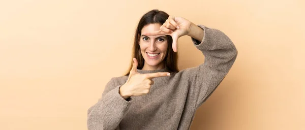 Mujer Joven Caucásica Sobre Fondo Aislado Enfocando Cara Símbolo Encuadre —  Fotos de Stock