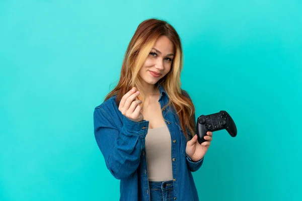 Adolescente Loira Jogando Com Controlador Videogame Sobre Parede Isolada Fazendo — Fotografia de Stock