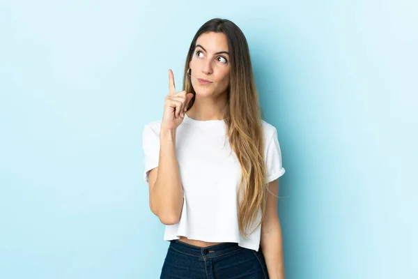 Jovem Caucasiana Sobre Fundo Isolado Pensando Uma Ideia Apontando Dedo — Fotografia de Stock