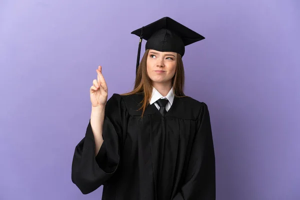 指が交差し 最高の希望と孤立した紫色の背景に若い大学院生 — ストック写真