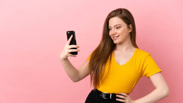 Adolescente Chica Sobre Aislado Rosa Fondo Haciendo Selfie —  Fotos de Stock