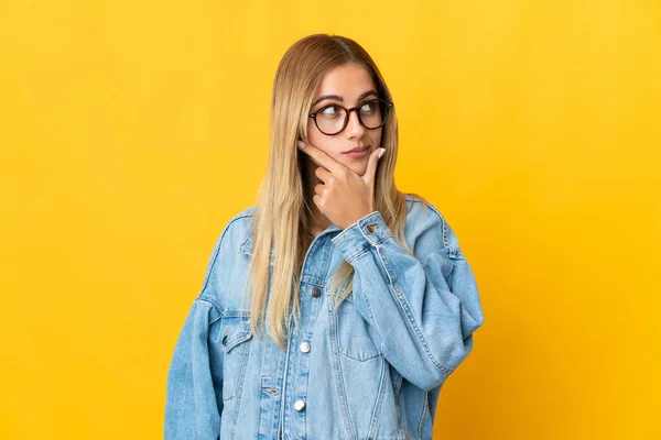 Jonge Blonde Vrouw Geïsoleerd Gele Achtergrond Met Twijfels Met Verwarde — Stockfoto