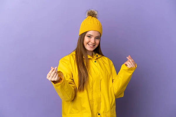 Chica Adolescente Con Abrigo Impermeable Sobre Fondo Púrpura Aislado Haciendo —  Fotos de Stock