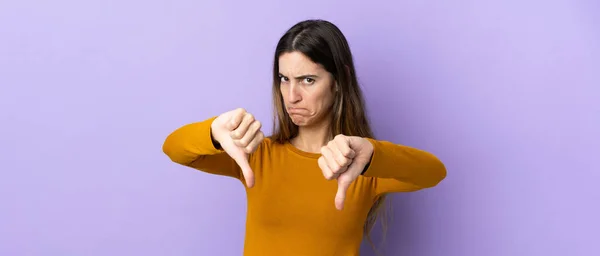 Junge Kaukasische Frau Über Isoliertem Hintergrund Zeigt Daumen Nach Unten — Stockfoto