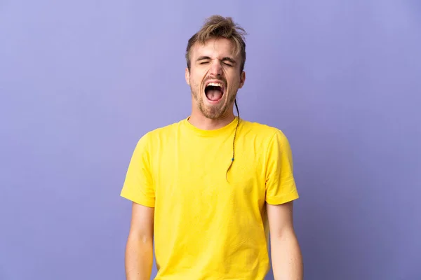 Joven Guapo Hombre Rubio Aislado Sobre Fondo Púrpura Gritando Frente —  Fotos de Stock