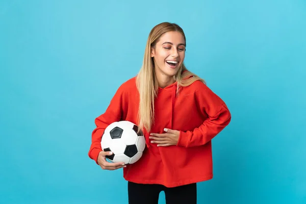 Jovem Jogador Futebol Mulher Isolada Fundo Azul Sorrindo Muito — Fotografia de Stock