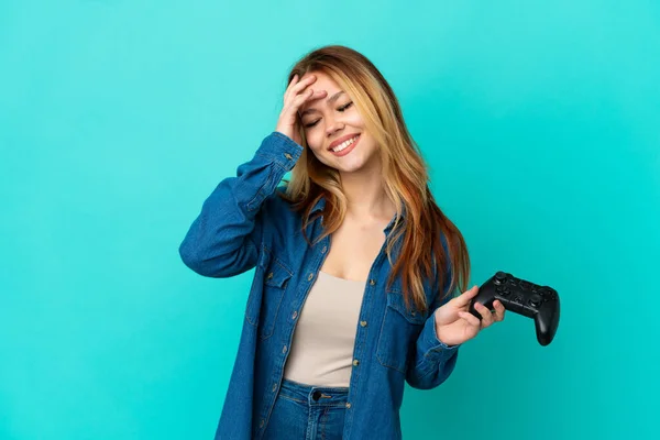 Adolescente Loira Brincando Com Controlador Videogame Sobre Parede Isolada Sorrindo — Fotografia de Stock