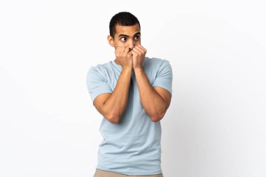 İzole edilmiş beyaz arka planı olan Afrikalı Amerikalı adam gergin ve korkmuş.