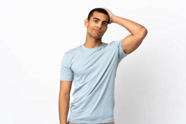 Afrika kökenli Amerikalı bir adam, izole edilmiş beyaz arka plan, hayal kırıklığı ifadesi ve anlamama.