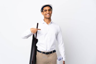 Kafasında miğferi olan ve izole edilmiş beyaz arka planı olan Afrikalı Amerikalı mimar gururlu ve kendini beğenmiş.