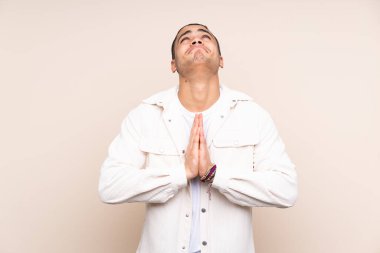 Tecrit edilmiş geçmişi olan Asyalı yakışıklı bir adam avuç içlerini bir arada tutar. İnsan bir şey ister.