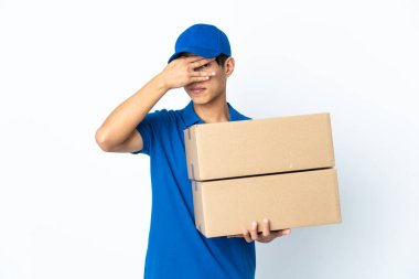 Çinli bir adam beyaz arka planda izole edildi. Gözlerini elleriyle kapadı ve gülümsedi.