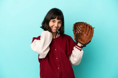Beyzbol eldivenli, mavi arka planda izole edilmiş genç bir yarışçı kadın gülüyor.