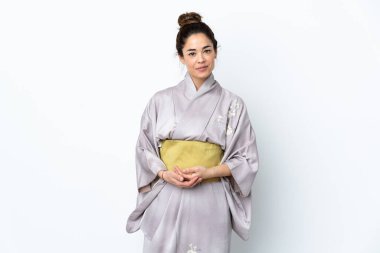 Kimono giyen bir kadın izole edilmiş arka planda gülüyor.