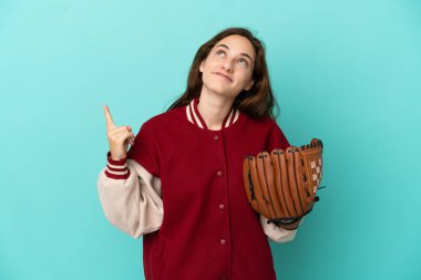 Beyzbol oynayan beyaz bir kadın mavi arka planda izole edilmiş bir şekilde harika bir fikre işaret ediyor.