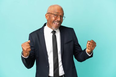 İşletme son sınıf öğrencisi mavi arka planda galibiyeti kutluyor.