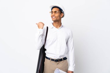 Miğferli Afrikalı Amerikalı mimar ve izole edilmiş beyaz arka plan üzerinde planları var.