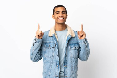 İzole edilmiş beyaz arka planı olan Afrikalı Amerikalı bir adam harika bir fikre işaret ediyor.