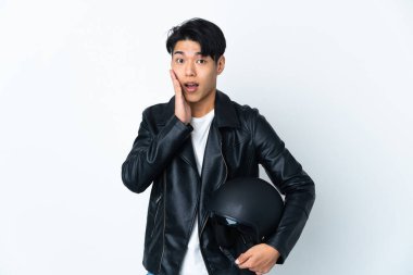 Motosiklet kasklı Çinli bir adam beyaz arka planda izole edilmiş, şaşırmış ve şok olmuş bir yüz ifadesi var.