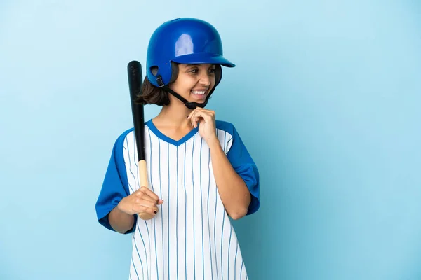 Baseball Smíšené Závodní Hráč Žena Helmou Pálkou Izolované Modrém Pozadí — Stock fotografie