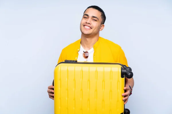 Asiático Guapo Hombre Aislado Azul Fondo Vacaciones Con Viaje Maleta — Foto de Stock