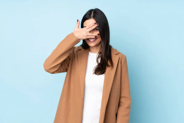 Ung Kaukasisk Kvinna Isolerad Blå Bakgrund Täcker Ögon Med Händer — Stockfoto